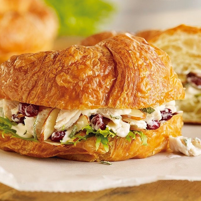 Croissant de ensalada de pollo y salsa tipo dijonesa Croissant de ensalada de pollo y salsa tipo dijonesa